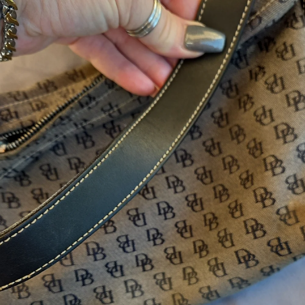 Dooney & Bourke Monogram Tan Shoulder Bag - Picture 4 of 16